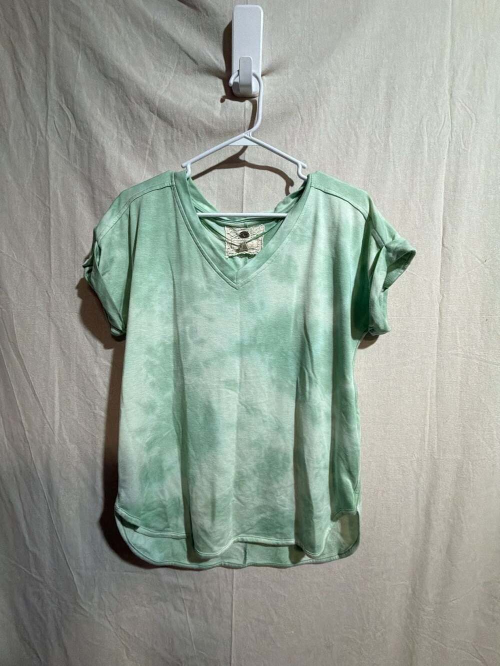 Cupio Green Tie-Dye Short Sleeve V-Neck T-Shirt with Rolled Cuffs Size M
